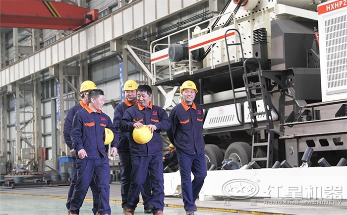 流動(dòng)破碎石頭機(jī)生產(chǎn)車(chē)間