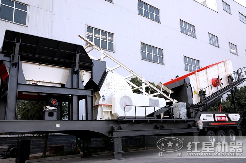 大型流動(dòng)式錘式打砂機(jī)，附帶多種輔助設(shè)備