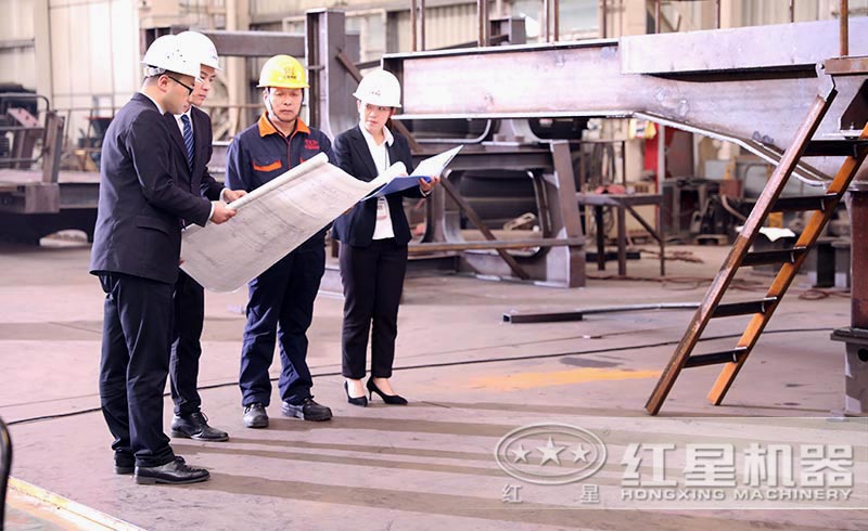 用戶到場(chǎng)現(xiàn)場(chǎng)考察，紅星技術(shù)人員為其講解