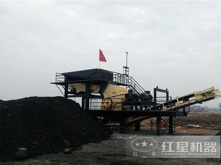 大型流動(dòng)式錘式打砂機(jī)現(xiàn)場(chǎng)生產(chǎn)，有效生產(chǎn)