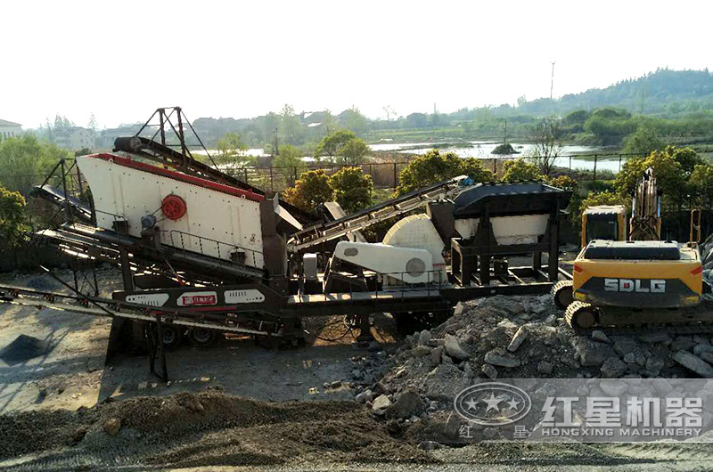 甘肅時(shí)產(chǎn)300噸青石移動制砂生產(chǎn)線現(xiàn)場