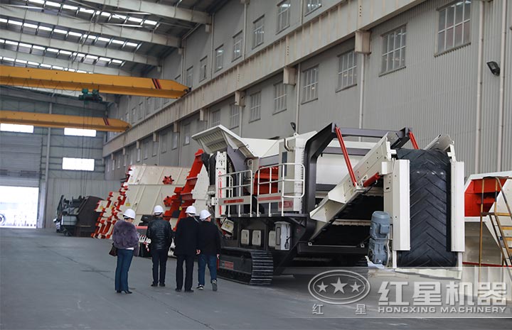 用戶到廠考察流動(dòng)碎石機(jī)